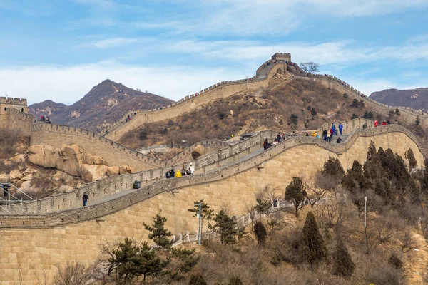Badaling, Çin - 27 Aralık 2013: Pekin yakınlarındaki Badaling'de bir kış gününde yürüyen tanınmayan birkaç turistle Çin Seddi
