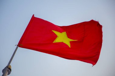 Arka plan olarak gökyüzü ile Vietnam ulusal bayrağı feragat