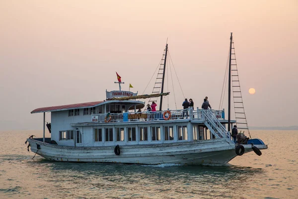 Halong Bay Vietnã Dezembro 2013 Barco Turístico Navegando Halong Bay — Fotografia de Stock