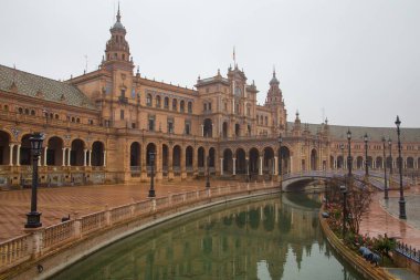 Yağmurlu bir günde Plaza de Espana