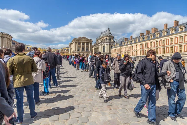 Versailles France Avril 2014 Touristes Faisant Queue Pour Visiter Château — Photo