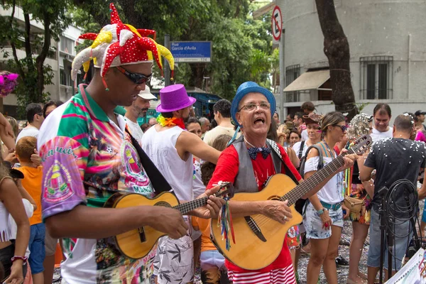 Rio de Janeiro, Brezilya - Frebuary 15, 2015: Ipanema sokaklarında karnaval kutlayan insanlar