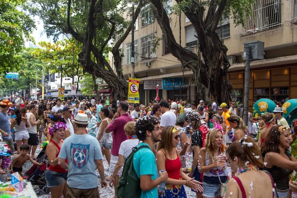 Rio de Janeiro, Brezilya - Frebuary 15, 2015: Ipanema sokaklarında karnaval kutlayan insanlar