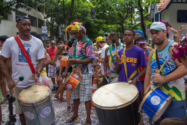 Rio de Janeiro, Brezilya - Frebuary 15, 2015: Ipanema sokaklarında karnaval kutlayan insanlar