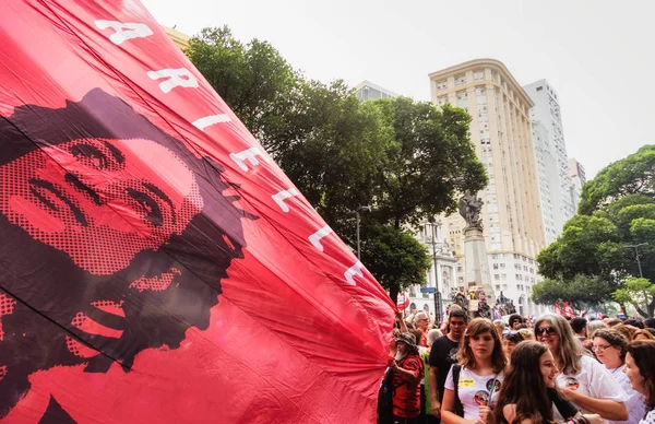 Rio de Janeiro, Brezilya-29 Eylül 2018: gösterici dalga bir Marielle bayrağı Bolsonaro karşı bir protesto toplantısında