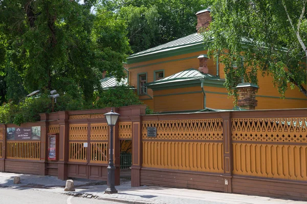 Moskova, Rusya, 23 Haziran 2017 : Leo Tolstoy'un şehir merkezindeki evi. Tüm zamanların en büyük yazarlarından biri olarak kabul edilen bir Rus yazardı.