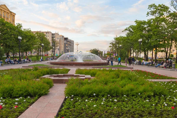 Moskova, Rusya - 24 Haziran 2017: Güzel renkli bir gün batımında Tverskaya meydanının çeşmesi
