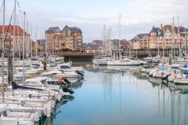 Dalış-Sur-Mer, Fransa - 3 Ocak 2019: Liman, tekneler ve dalış-sur-mer binalar