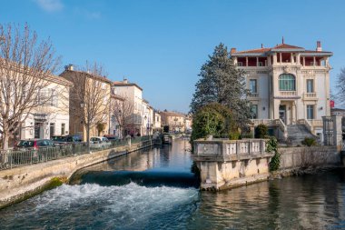 Lisle-Sur-La-Sorgue, Fransa - 26 Haziran 2019: Şehrin sokaklarında ve kanallarında güneşli yaz sabahı