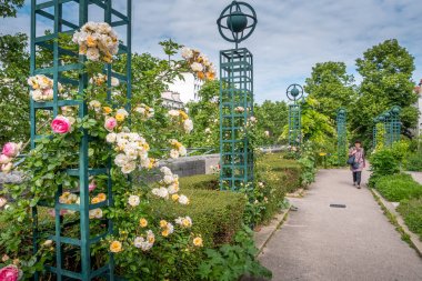 Paris, Fransa - 25 Mayıs 2019: Promenade Plante Park'ın detayları, insanların yürüdüğü.