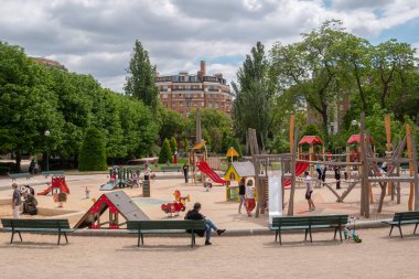 Paris, Fransa - 31 Mayıs 2019: Paris'teki Sarah Bernhardt meydanı.