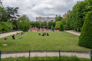 Paris, Fransa - 31 Mayıs 2019: Paris'teki Sarah Bernhardt meydanı.