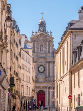 Paris, Fransa - 2 Haziran 2019: Saint Paul Kilisesi cephe detayve sokakta insanlar