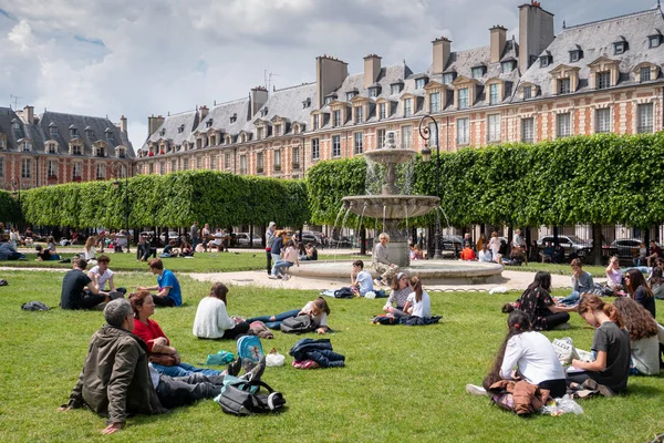 Parijs Frankrijk Mei 2019 Place Des Vosges Mensen Ontspannen Groene — Stockfoto