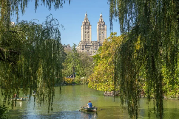 New York City, Ny, ABD - 15 Ekim 2013: Central Park gölünde, ağaçların ve binaların ortasında arka plan olarak kürek çekmek.