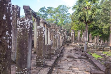 Angkor Wat kalıntıları, Kamboçya, bir tapınak kompleksi ve dünyanın en büyük dini anıtlarından biri