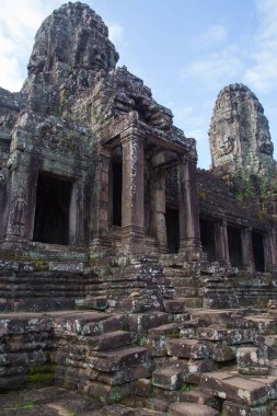 Angkor Wat kalıntıları, Kamboçya, bir tapınak kompleksi ve dünyanın en büyük dini anıtlarından biri