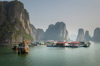 Ha Long Bay sularında Yüzen Köy, Vietnam