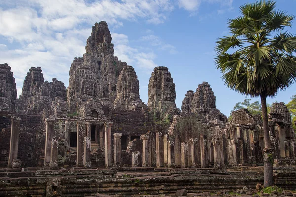Angkor Wat kalıntıları, Kamboçya, bir tapınak kompleksi ve dünyanın en büyük dini anıtlarından biri