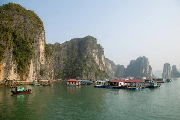 Ha Long Bay sularında Yüzen Köy, Vietnam