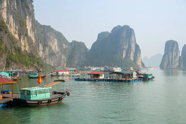 Plovoucí Vesnice Vodách Long Bay Vietnamu — Stock fotografie