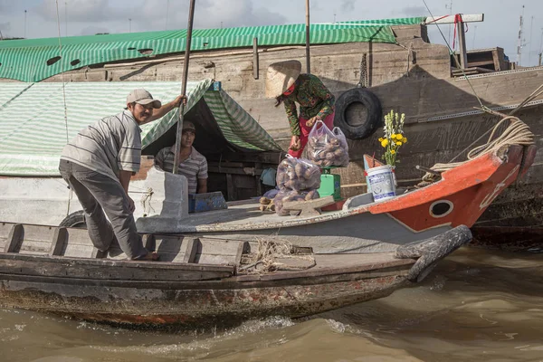 Huen Cai Tien Giang Vietnã Dezembro 2013 Pessoas Ocupadas Barco — Fotografia de Stock