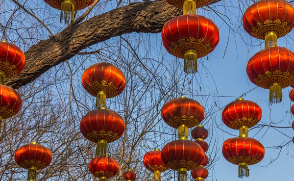 Verschillende Rode Chinese Lantaarns Een Straat Met Blu Sky Als Stockafbeelding