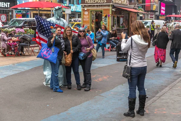 ニューヨーク市 ニューヨーク アメリカ 2013年10月16日 マンハッタンのタイムズスクエアエリアで写真やセルフを撮って歩き回る観光客 — ストック写真