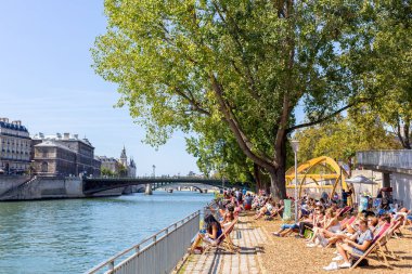 Paris, Fransa-2 Eylül 2018: Paris 'ten insanlar Seine Nehri marjlarında sıcak bir yaz günü zevk