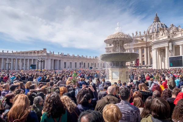 Vatikan, Italya-25 Mart 2018: Basilica Saint Peter önünde Papa ile bir kitle içinde Katolikler bir kalabalık