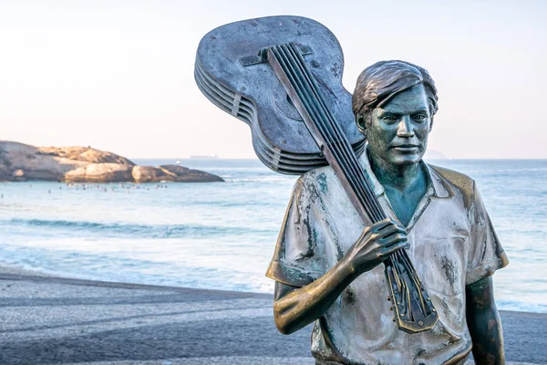 Rio de Janeiro, Brasil-20 Haziran 2019: Tom Jobim Statue in Ipanema Beach.