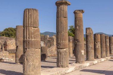 Pompei ruins: taş sütunların arkeolojik sit. Yanardağ Vesuvius, İtalya patlama tarafından tahrip antik Pompei kenti kalıntıları