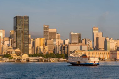 Rio de Janeiro, Brezilya - 22 Haziran 2019: Rio de Janeiro şehir silueti niteri feribot şehre yaklaşırken denizden görülen.