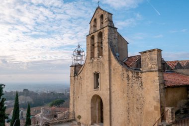 Gigondas, Fransa - 17 Ocak 2019: tipik binalar, sokaklar ve Gigondas kilisesi, Fransız Rhone şarap bölgesi.