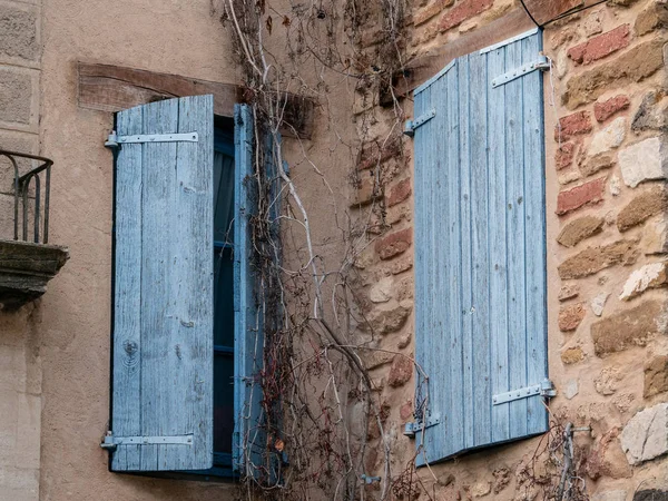 Due Finestre Legno Dipinte Blu Una Chiusa Altra Semi Chiusa — Foto Stock