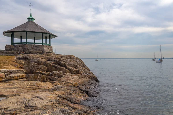 Larchmont, New York, ABD - 19 Ekim 2013: Larchmont Manor parkı, sakin okyanus suyu ile bir sonbahar manzara üzerinde