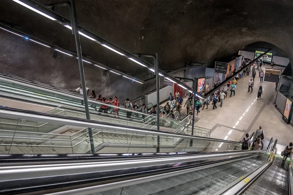 Rio de Janeiro, Brezilya - 05 Haziran 2019: General Osorio İstasyonu'nda metrodan çıkan yıldızlı lara uyanan insanlar, Ipanema.
