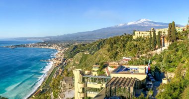 Taormina, Sicilya, İtalya - 17 Mart 2018: Okyanus ve Etna yanardağı da dahil olmak üzere Taormina bölgesinin manzara görünümü