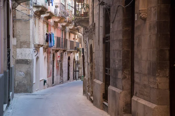 Ortigia Adası, Syracuse, Sicilya, İtalya - 13 Mart 2018: Ortigia'nın güzel dar sokakları, Syracuse tarihi merkezi, tipik bina cepheleri ile