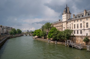 Paris, Fransa - 25 Mayıs 2019: Quai des Orfvres'te Seine nehri ile tipik güzel Paris şehir manzarası