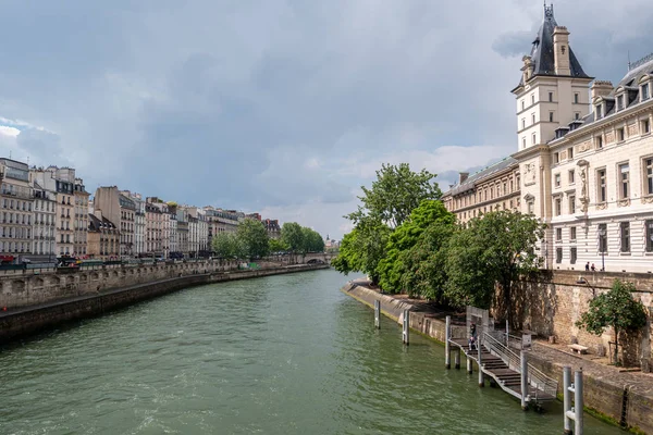 París Francia Mayo 2019 Típico Paisaje Urbano Parisino Con Río Imágenes De Stock Sin Royalties Gratis