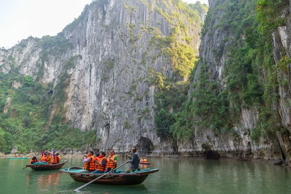 Bahía Halong Vietnam Diciembre 2013 Pequeños Barcos Con Turistas Atravesando —  Fotos de Stock