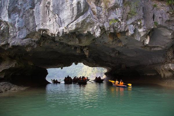 Bahía Halong Vietnam Diciembre 2013 Pequeños Barcos Con Turistas Atravesando —  Fotos de Stock