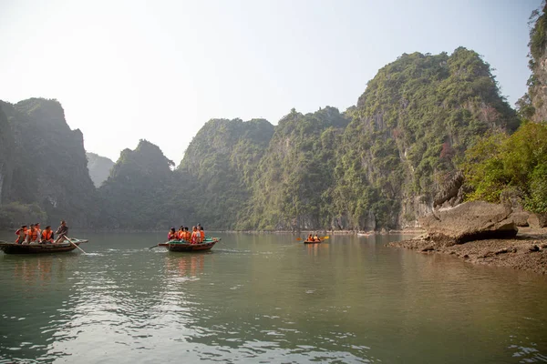 Bahía Halong Vietnam Diciembre 2013 Pequeños Barcos Con Turistas Atravesando —  Fotos de Stock