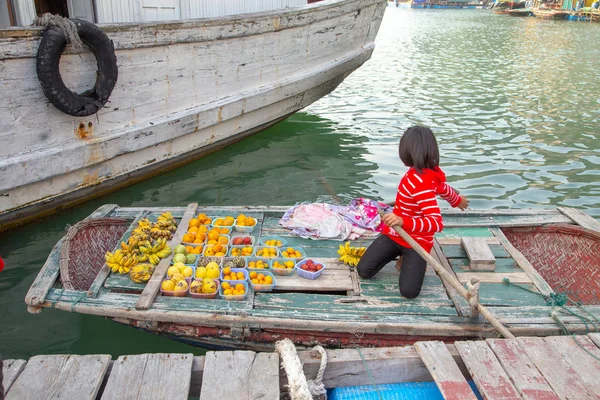 Halong Bay Vietnã Dezembro 2013 Uma Jovem Mulher Irreconhecível Vendendo — Fotografia de Stock