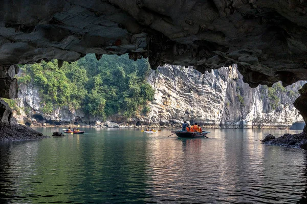 Halong Bay, Vietnam - 24 Aralık 2013: turistlerin mağaralardan geçtiği küçük tekneler