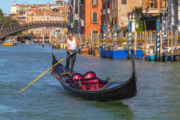 Venetië Italië Juli 2012 Een Eenzame Gondelier Vroeg Ochtend Met Rechtenvrije Stockafbeeldingen