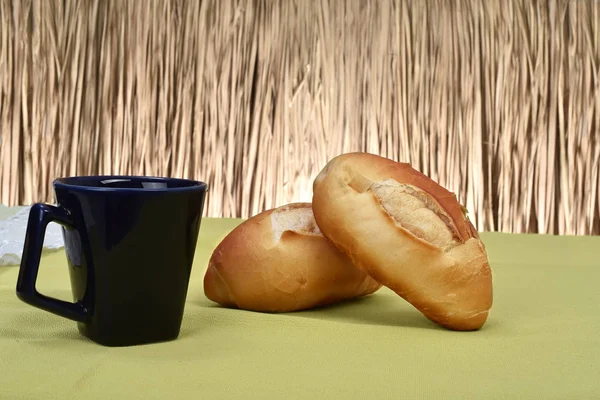 テーブルの上で焼いたフランスパン — ストック写真