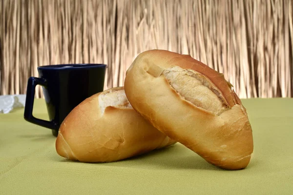 Pão francês assado na mesa — Fotografia de Stock