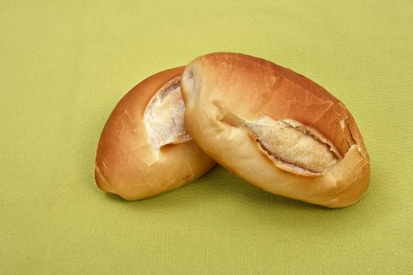 烤法国面包的绿色背景 — 图库照片
